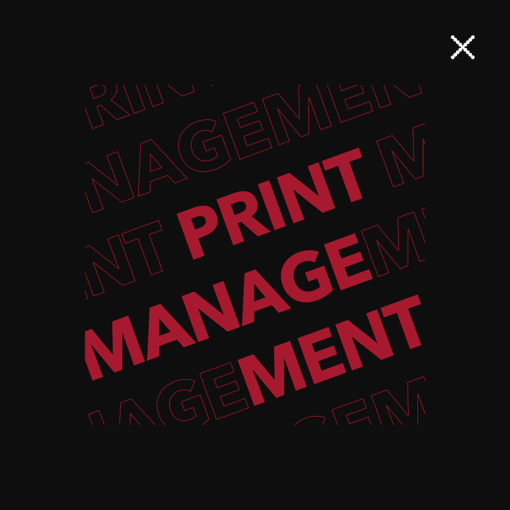 Roter Schriftzug „Printmanagement“ im Vordergrund auf dunklem Hintergrund.