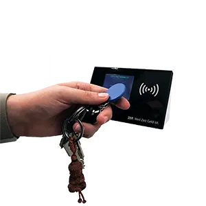 Eine Person hält einen Chip an das digitale Zeiterfassungsgerät.